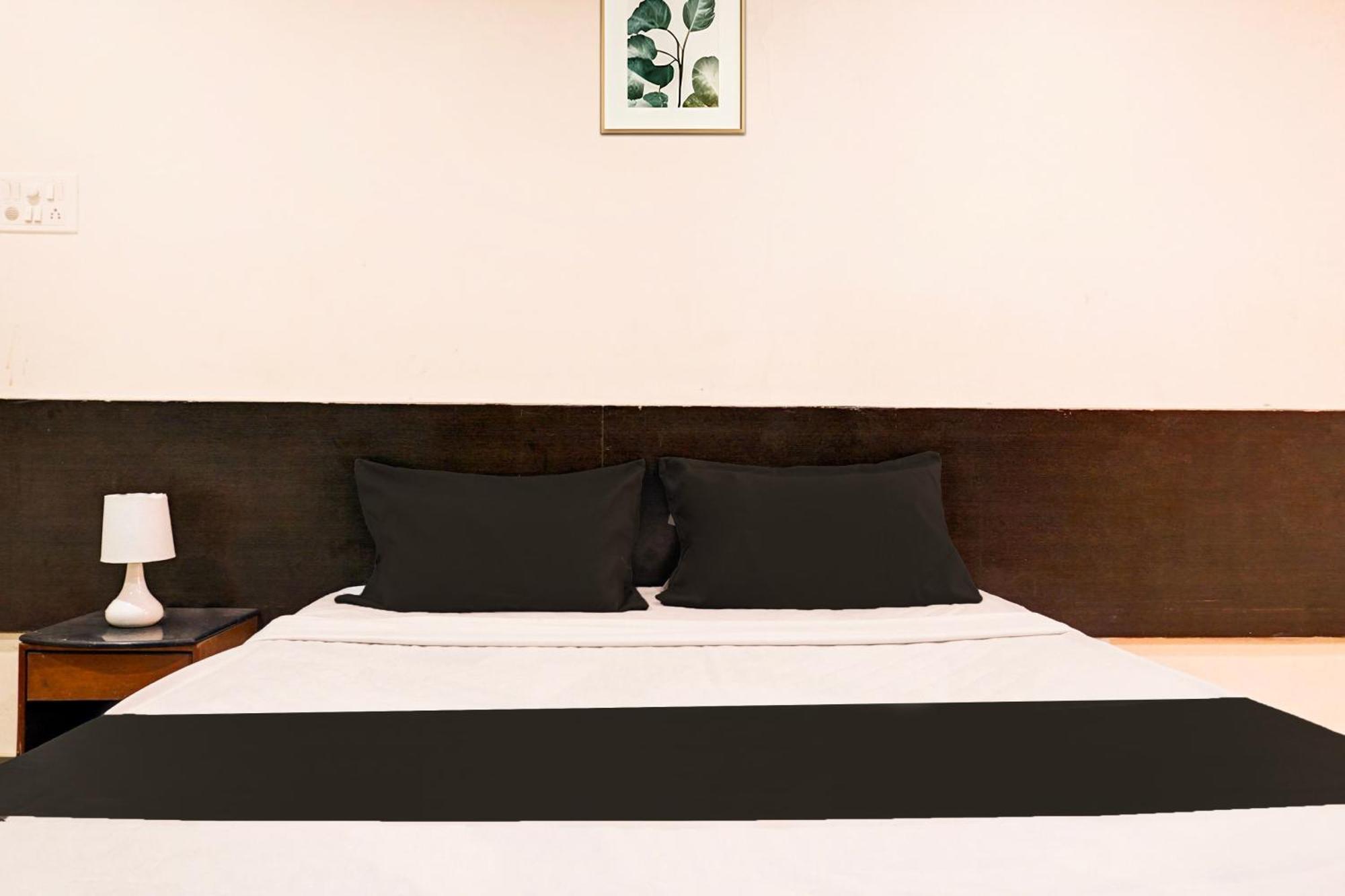 Hotel O Royal Lodge Koregaon ภายนอก รูปภาพ